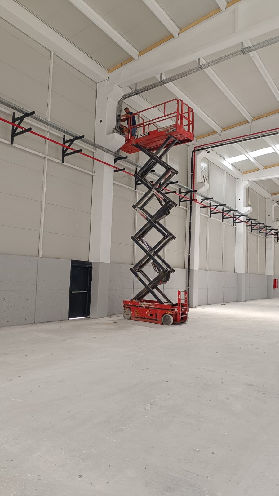 Bilecik seramik ve metal tesisinde yükseltici platformla çalışma