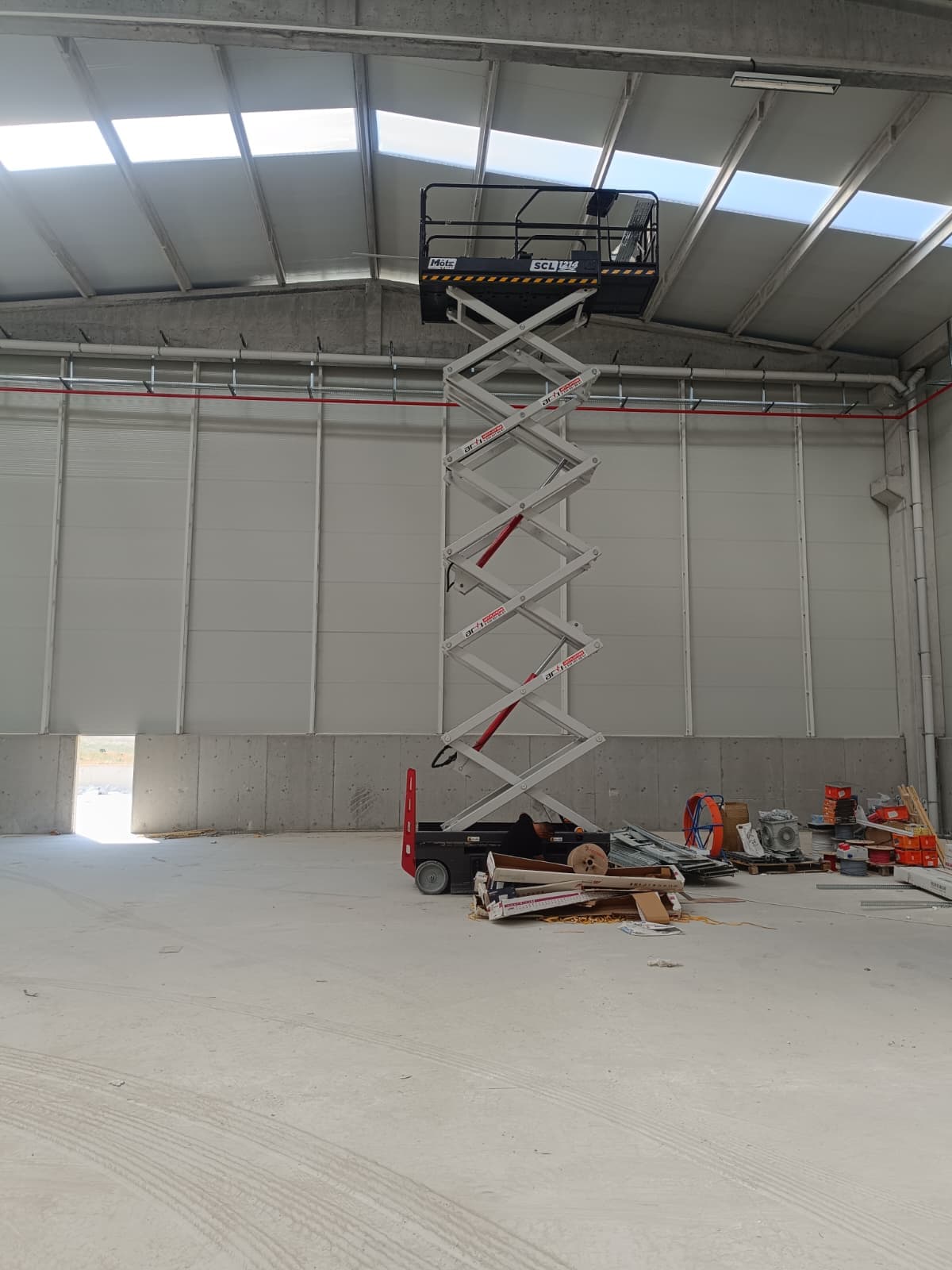 Bilecik tesisinde makaslı platformla depo ve tavan çalışması